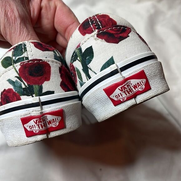 Vans Classic Slip On Red Roses Sneakers. Size 5.5 - Picture 5 of 7